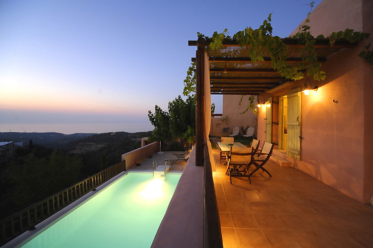 Villa Rodia - Pool-Seite bei Sonnenuntergang